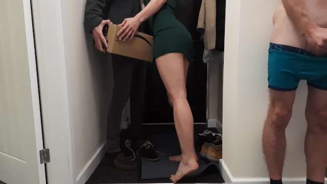 [Sex_Associates] 快递员上门干翻人妻，老公偷看内射全过程